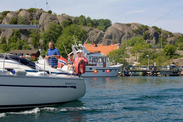 Hamburgsund  Schweden  Landschaft mit Sommerhaeusern und Segelboot