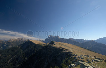Ortisei  Italien  Panoramablick vom Ausserraschoetz mit Gipfeln der Geisler-Gruppe