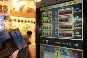 Dubai  Vereinigte Arabische Emirate  Anzeige des aktuellen Goldkurses im Gold Souq im Zentrum der Altstadt