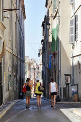 Marseille  Frankreich  Passanten in den Gassen im Panier Viertel