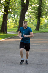 Lemberg  Ukraine  junger Mann joggt frueh am Morgen auf dem Berg Wysokyi Samok