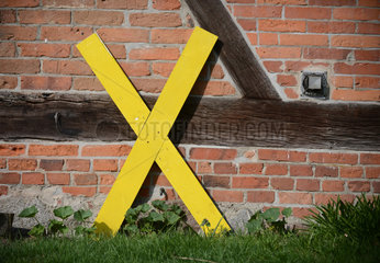 Gartow  Deutschland  gelbes X an einer Hauswand  Symbol des Widerstands gegen ein Atommuell-Endlager