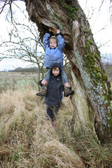 Prangendorf  Deutschland  Kinder stehen an einem Baum