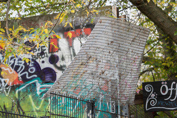 Berlin  Deutschland  erhaltene Teile der Berliner Mauer am Holzuferblock in Berlin-Mitte