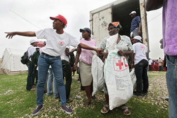 Port-au-Prince  Haiti  Hatian Red Cross Volunteers bei einer Hilfsgueterverteilung