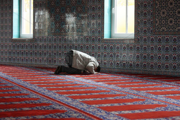 Bremen  Deutschland  ein Glaeubiger der Fatih-Moschee