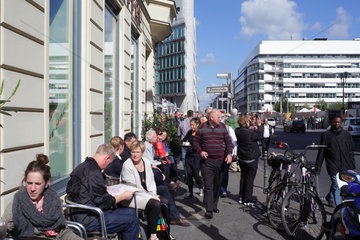 Berlin  Deutschland  Touristen im Einstein Kaffee am Checkpoint Charlie