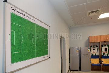 Lemberg  Ukraine  Taktikboard in der Umkleidekabine in der Arena Lwiw  Spielstaette fuer die Fussball-EM 2012