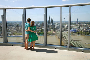 Koeln  Deutschland  Paerchen blickt von einer Aussichtsplattform ueber den Rhein