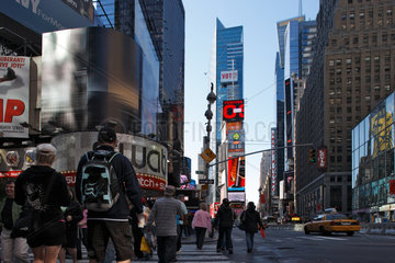 New York City  USA  Touristen am Times Square