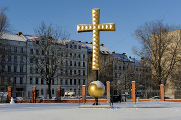 Berlin  Deutschland  goldenes Kreuz auf dem Berliner Mauerstreifen