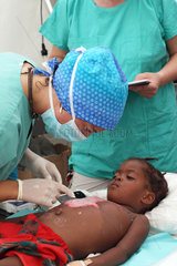 Carrefour  Haiti  Behandlung von Brandverletzung eines Maedchen im Operationszelt