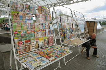 Minsk  Weissrussland  Zeitschriftenverkauf am Busbahnhof Uschodni