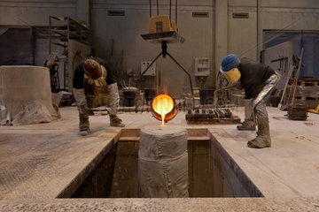 Berlin  Deutschland  Mitarbeiter der Bronzegiesserei Hermann Noack giessen fluessige Bronze in eine Gussform