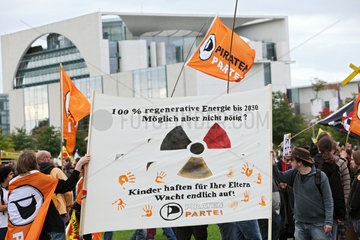 Berlin  Deutschland  Demonstranten der Piratenpartei auf der Anti-Atomkraft-Demo