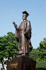 Hanoi  Vietnam  Statue von Ly Thai To  dem Stadtgruender von Hanoi  am Hoan-Kiem-See