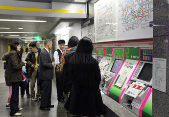 Tokio  Japan  Menschen stehen an Fahrkartenautomaten in der Vorhalle der Shinjuku Station