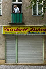 Berlin  Deutschland  geschlossener Feinkostladen im Schillerkiez in Neukoelln