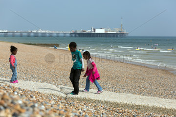 Brighton  Grossbritannien  Kinder am Strand