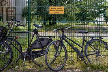 Berlin  Deutschland  von Radfahrern missachtetes Verbotsschild
