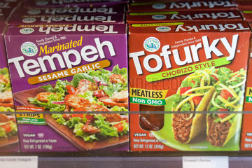 Berlin  Deutschland  Fleischersatzangebot in einem Veganz-Supermarkt