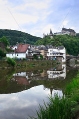 Vianden  Grossherzogtum Luxemburg  die Our und die Burg in Vianden
