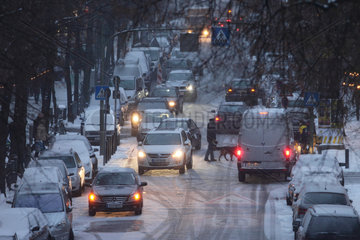 Berlin  Deutschland  Verkehr auf der Bleibtreustrasse bei Schneefall