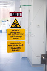 Hilden  Deutschland  Warnhinweis vor Biogefahr an einer Glastuer zum Labor