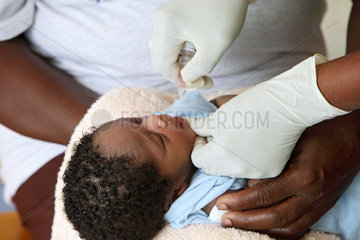 Carrefour  Haiti  Kinderimpfung im Deutschen Roten Kreuz Field Hospital