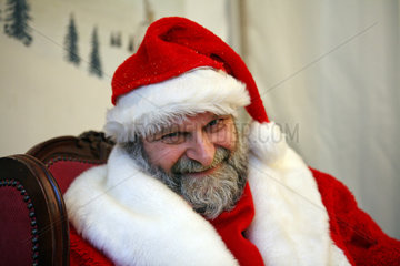 Berlin  Deutschland  Weihnachtsmann lachend im Portrait