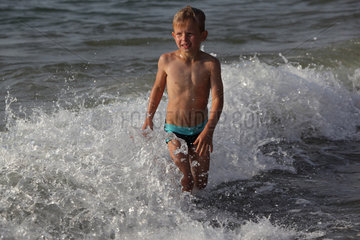 Kaegsdorf  Deutschland  Junge badet im Meer