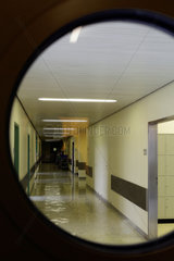 Berlin  Deutschland  Blick durch ein rundes Fenster in einen leeren Krankenhausflur