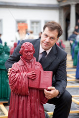 Wittenberg  Deutschland  der Praelat Stephan Dorgerloh mit einer Luther-Figur von Ottmar Hoerl