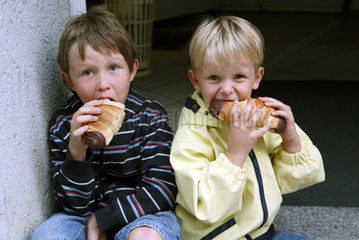 Schependorf  Deutschland  Kinder essen Schokocroissants