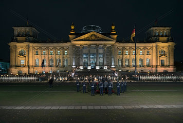 Berlin  Deutschland  Grosser Zapfenstreich zur 60-Jahr Feier der Bundeswehr