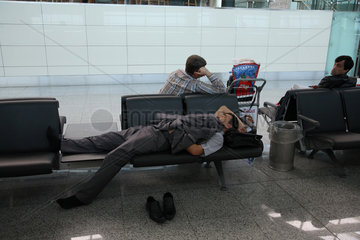 Istanbul  Tuerkei  schlafender Mann auf dem Atatuerk International Airport