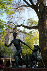 Berlin  Deutschland  Bronzeskulptur von August Kraus am Savignyplatz