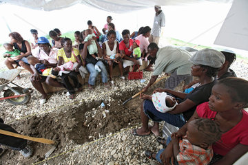 Carrefour  Haiti  eine Drainagen gegen Wassereinbrueche wird ausgehoben