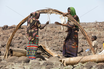 Semara  Aethiopien  Nomadenfamilie campiert in der Naehe einer Wasserstelle