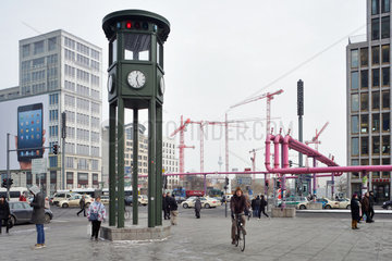Berlin  Deutschland  Passanten und die historische Verkehrsampel am Potsdamer Platz