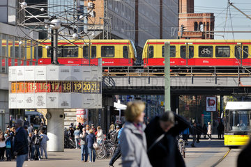 Berlin  Deutschland  Weltzeituhr  S-Bahn und Passanten auf dem Alexanderplatz