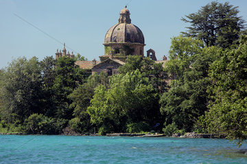 Bolsena  Italien  die Isola Bisentina im Bolsenasee