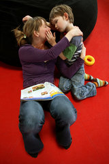 Mutter und Kind kuscheln miteinander  Kinderland Rostock