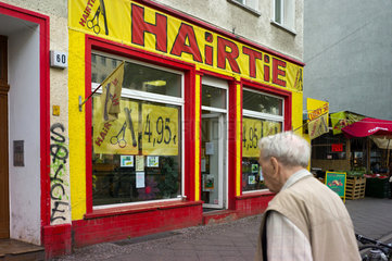 Berlin  Deutschland  Billigfriseur Hairtie auf der Frankfurter Allee