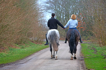 Wanderup  Deutschland  junges Paar zu Pferde