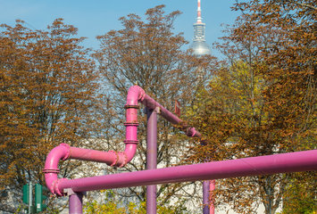 Ueberirdische Entwaesserungsrohre von Baustellen in Berlin