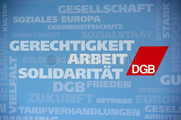 Berlin  Deutschland - Logowand des DGB mit Worten und Begriffen aus Politik und Wirtschaft.