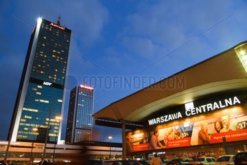 Warschau  Polen  Hauptbahnhof und Hotel Marriott am Abend