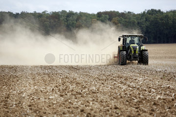 Ingelheim  Deutschland  Landwirt grubbert sein verdorrtes Feld