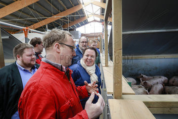 Ministerin Heinen-Esser besichtigt einen modernen Tierwohl Maststall  Ense  Nordrhein-Westfalen  Deutschland